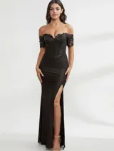 Vestido largo de fiesta color negro con corset estructurado de encaje y lentejuelas, escote off-shoulder y falda con tajo lateral profundo.