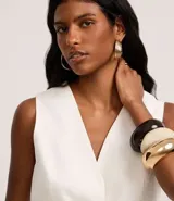 Chaleco color crudo confeccionado en viscolino con lazo y elástico en la cintura, con botones delanteros y forro.