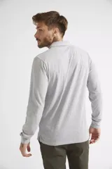 Remera polo de manga larga para hombre, confeccionada en algodón. Presenta un diseño de ajuste regular, con cuello clásico, cierre frontal con botones, bolsillo delantero con botón y logo bordado.