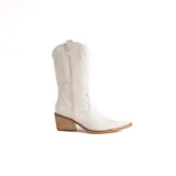 Bota texana blanca de caña media realizada en cuero engrasado, con detalle de punta fina y bordado decorativo. El interior está forrado en cuero vacuno. El taco es de madera.