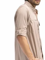 Camisa de manga larga azul marino, con cuello abotonado, cierre frontal con botones, dos bolsillos frontales con tapa y botón, puños con botón y opción de arremangado.