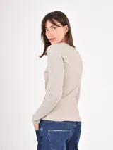 Remera de manga larga en tejido acanalado, con cuello redondo y ajuste al cuerpo.