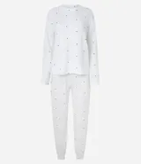 Pijama de dos piezas confeccionado en tejido de punto acanalado color blanco con estampado de pequeñas cerezas. Incluye una blusa de cuello redondo y manga larga, y un pantalón con cintura elástica y puños ajustados en los tobillos.