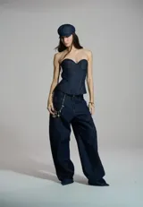 Corset de denim azul oscuro con diseño strapless, escote corazón y costuras pespunteadas que estructuran la prenda.