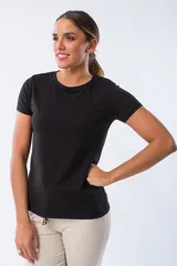 Remera negra de viscosa, manga corta y cuello redondo.