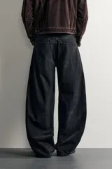 Jeans balloon fit de corte relajado y tiro medio, confeccionados en denim de algodón con efecto lavado y diseño clásico de cinco bolsillos.