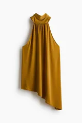 Top de punto suave color mostaza, con cuello halter elevado, frunces en el frente y diseño de bajo asimétrico.
