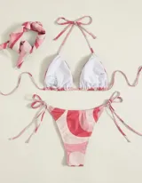Conjunto de bikini de tres piezas con estampado de mariposas en tonos rosados y blancos. Incluye top triangular, tanga con tiras laterales y pañuelo para la cabeza.