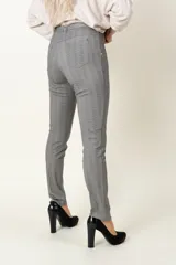 Pantalón beige alicrado jaspeado con falsos bolsillos adelante y dos bolsillos atrás.
