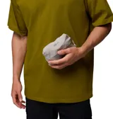 Short Columbia Riptide Retro Short de hombre, color gris con paneles inferiores en marrón y detalles en verde oliva. Cuenta con tecnología Omni-SHIELD™ de repelencia al agua y manchas, cintura elástica con cordón ajustable y bolsillos con cremallera.