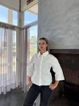 Camisa blanca de mangas 3/4 con detalle de calado en ruedo y mangas.
