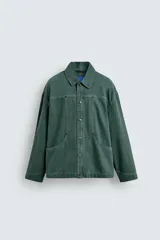 Sobrecamisa de corte boxy fit confeccionada en tejido de algodón con estructura diagonal y efecto lavado. Presenta cuello solapa, cierre frontal con botones a presión, mangas largas con puños ajustables y bolsillos frontales de plastrón.