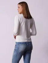 Buzo tejido en hilado fino color blanco, marca Vila Milano. Manga ¾ con pliegue en hombro.