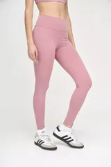 Calza deportiva larga color rosa con cintura alta y compresión media.