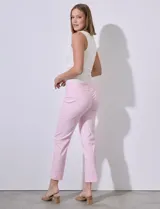 Pantalón color beige de gabardina elastizada, marca Zac & Rachel. Corte recto, pretina ancha pespunteada y largo al tobillo.