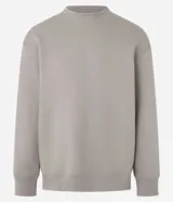 Sweater color beige de algodón y poliéster, de corte holgado, cuello redondo y mangas largas.