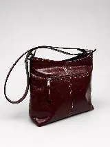 Cartera de cuero color beige, de diseño estructurado, con bolsillo frontal con cierre y detalles en cuero grabado con efecto reptil. Cuenta con correa ajustable para llevar al hombro o cruzada.