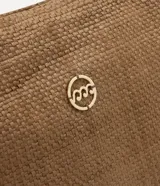 Cartera amplia confeccionada en fibra de papel, de color beige, con asas de hombro, cierre superior y detalle metálico dorado claro en el frente.