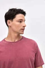 Remera de manga corta con calce relajado, confeccionada en algodón lavado con textura suave y acabado desgastado.