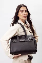 Cartera de mano estructurada de cuero vacuno rojo, con doble asa superior y detalles de charol en la parte superior. Cuenta con cierres metálicos y apliques decorativos laterales con hebillas.