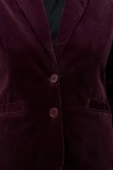 Blazer de pana en color ciruela, con solapas clásicas, cierre frontal de un botón y bolsillos laterales. Presenta una textura acanalada característica de la pana.