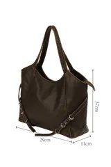 Cartera tipo tote de cuero sintético color negro, con cierre superior, doble asa de hombro y detalle de correas laterales ajustables con hebillas metálicas.