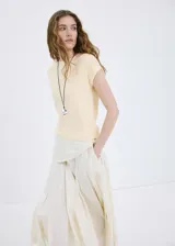 Chaleco de punto fino color amarillo claro, con escote redondo y diseño sin mangas de corte recto.