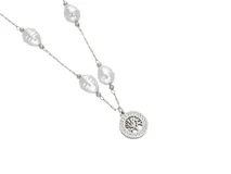 Collar de acero plateado con perlas blancas y dije colgante circular con diseño de árbol de la vida y borde de strass.