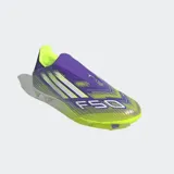 Championes de fútbol Adidas F50 League sin cordones, color violeta con detalles en amarillo y blanco.