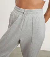 Pantalón deportivo tipo jogger de la marca Get Over, confeccionado en una mezcla de poliéster, modal y elastano. Presenta cintura elástica con cordón de ajuste, bolsillos delanteros amplios y puños elásticos en los tobillos.