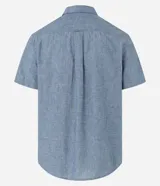 Camisa de manga corta confeccionada en mezcla de lino y algodón, con cuello inglés, cierre frontal de botones y bolsillo en el pecho. Presenta un corte comfort holgado y diseño liso.