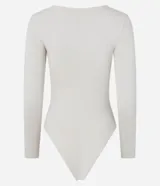 Body marrón de microfibra con escote cuadrado y mangas largas.