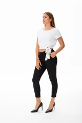 Remera blanca de corte crop con escote redondo y detalle de lazo en la cintura.