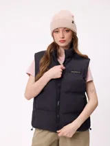 Chaleco puffer negro con cierre frontal, cuello alto y logo de la marca bordado en el pecho.