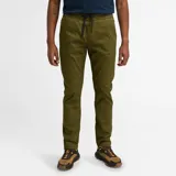 Pantalón jogger Timberland color verde oliva, con cintura elástica ajustable con cordón y bolsillos laterales.