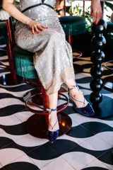 Bailarinas con puntera y talón a contraste, lentejuelas en verde y morado, raso estampado, cordón azul y borla estampada.