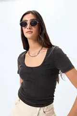 Remera blanca de punto acanalado con escote redondo amplio y mangas cortas.