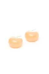 Aros tipo argolla gruesa y abombada, de color blanco y acabado brillante.
