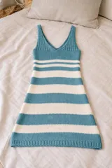Vestido corto de punto con diseño a rayas horizontales en color celeste y blanco, escote en V y tirantes anchos.