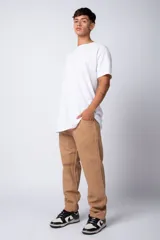 Pantalón color beige de gabardina, corte recto y estilo casual.