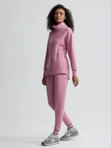 Buzo rosa de cuello alto con cordón ajustable en la cintura.