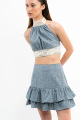 Minifalda verde oliva con textura y volados en el ruedo.