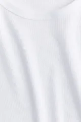 Remera blanca de manga corta en punto acanalado de algodón, con diseño entallado, cuello redondo fino ribeteado y bajo recto.