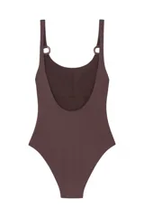 Bañador enterizo color marrón chocolate con textura acanalada, escote redondeado y tirantes con hebillas circulares a tono.
