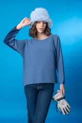 Sweater beige de tejido de punto acanalado, con escote amplio tipo bote y mangas largas.