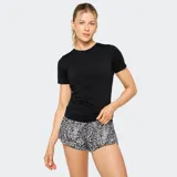 Remera negra de manga corta, con cuello redondo y ajuste clásico.