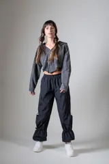 Pantalón cargo negro con cintura elástica, bolsillos laterales y ajuste con cordón en los tobillos.