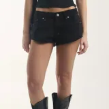 Short de denim negro con bolsillos traseros con solapa y detalle de alas bordadas con lentejuelas plateadas, tiro medio y bordes desmechados.