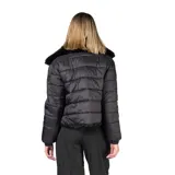 Campera de piel sintética negra, con cuello alto y cierre frontal. Diseño corto y holgado con acabado suave.