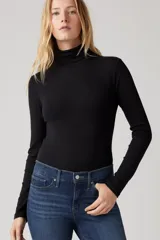 Pantalón de jean azul oscuro, corte skinny, tiro medio, con tecnología Tummy-Slimming y Levi's® Sculpt Hyper Soft.